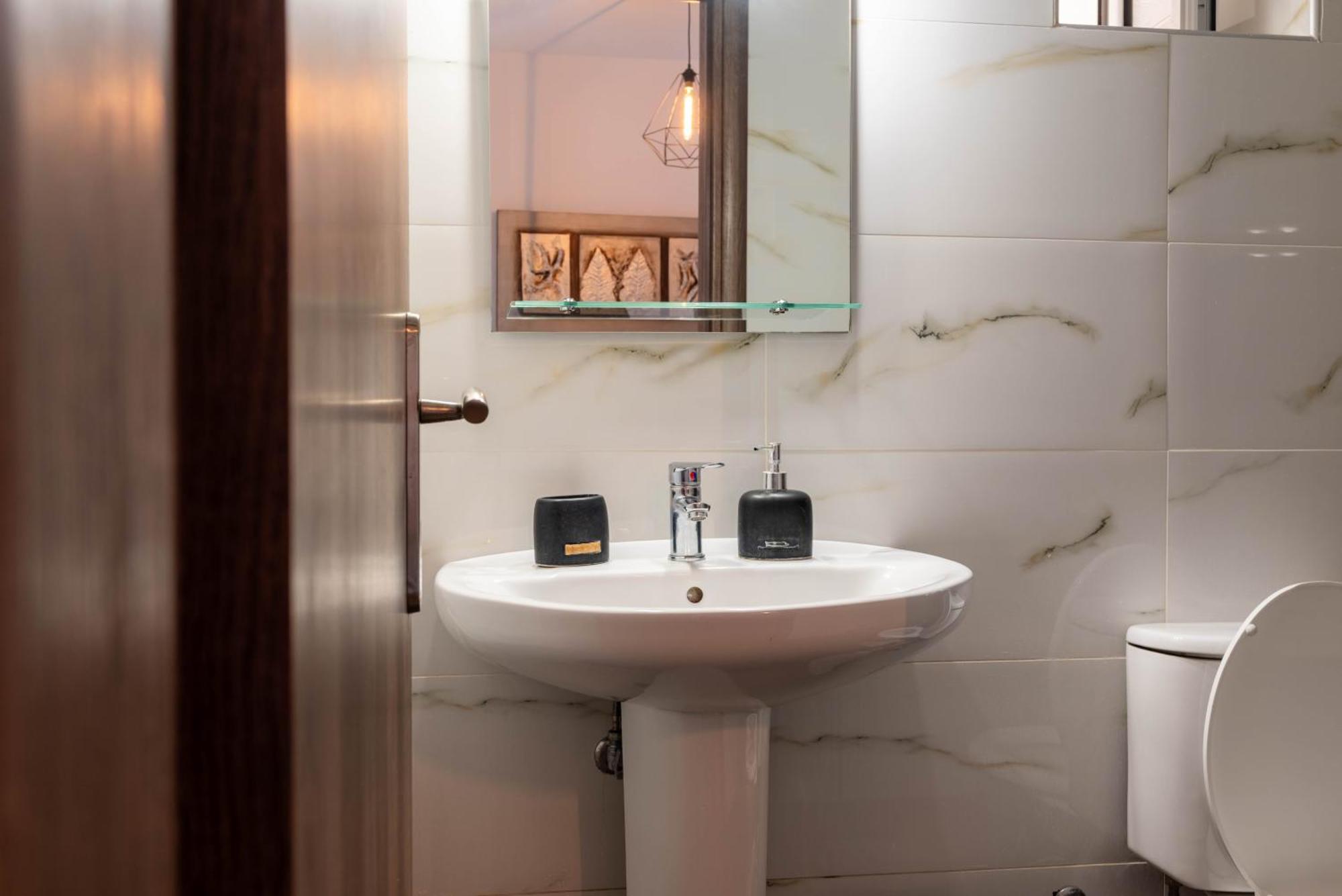 Aigli Luxury Studios Nea Roda Luaran gambar