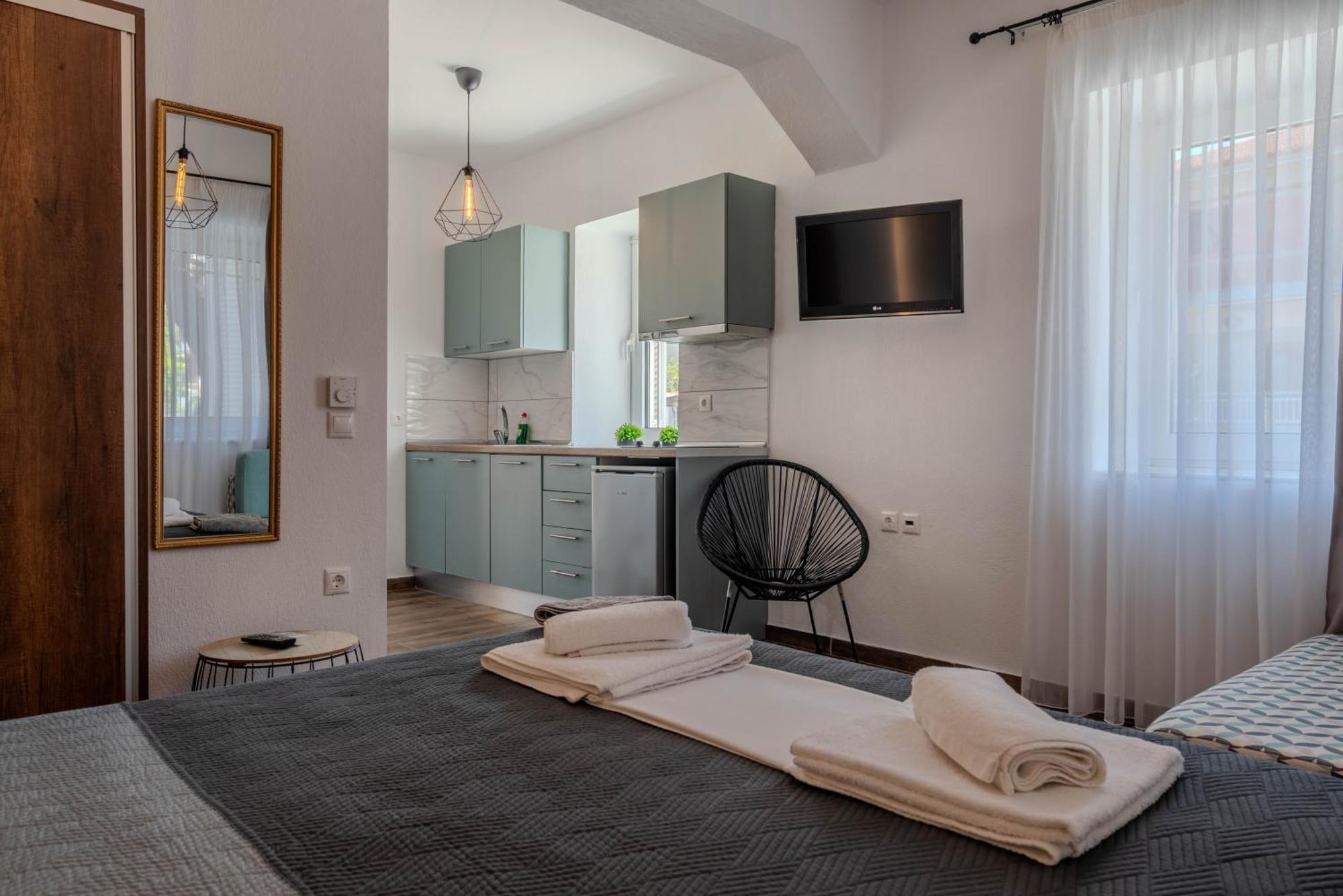 Aigli Luxury Studios Nea Roda Luaran gambar